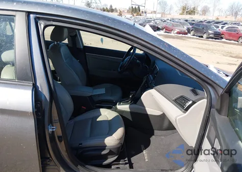 2018 Hyundai Elantra Value Edition z USA, uszkodzony, nr VIN 5NPD84LF1JH369083